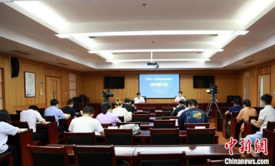 8月3日,江西省人力资源和社会保障厅召开新闻发布会,通报该省高层次人才享受医疗保健政策优化方案。 徐江红 摄