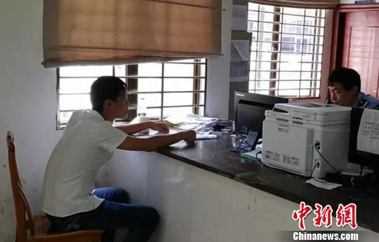 杨某被处行政拘留 王珠球 摄