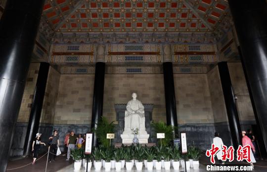 南京中山陵陵寝内的孙中山像。 泱波 摄