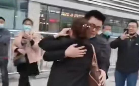 时隔28年,李林的妻子终于见到亲生儿子,两人拥抱在一起。