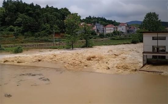 萍乡赤山镇部分村庄农田、道路被淹。视频截图