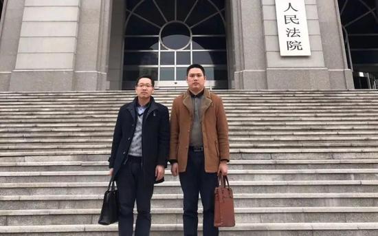 2018年,死者陈裕咸长子陈维树与次子陈维彬在北京二中院门前合影。受访者供图