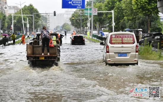 南昌市红谷滩翠苑路红谷十二庭路段积水严重