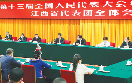 5月22日,中共中央政治局常委、全国人大常委会委员长栗战书参加十三届全国人大三次会议江西代表团的审议。(丁林 摄)