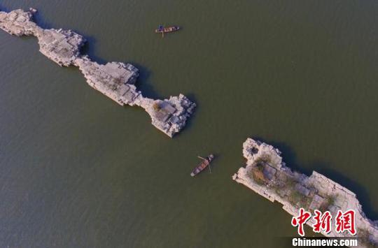 航拍江枯水季西仙女湖,建于明嘉靖三十五年(公元1556年)的11孔大型石拱桥万年桥浮出水面。(中新网资料图) 王剑 摄