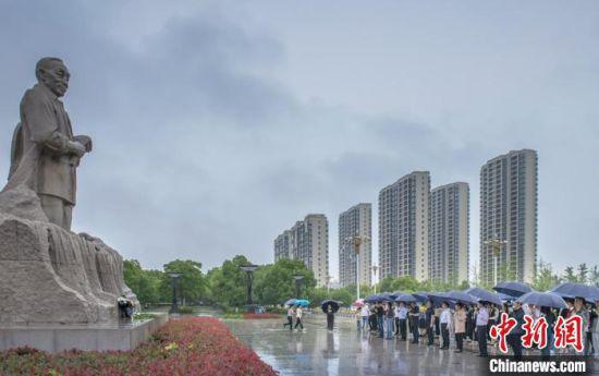 5月22日下午，江西省九江市德安县广大干部群众在德安县隆平广场的隆平雕像前默哀。　戴和智　摄