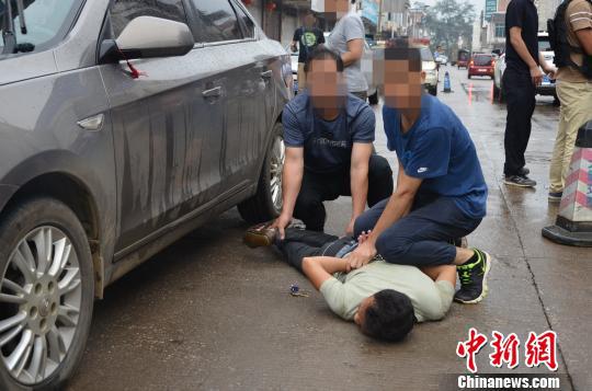图为抓捕现场。 黄亮寨 摄