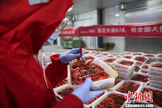 图为品虾师在品虾。供图