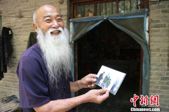为悼念亡妻,刘怀礼蓄须十年,如今胡须已有一尺长。 尚明侠 摄