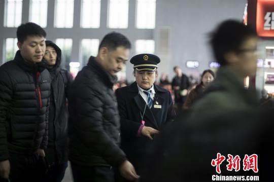 南城站铁路客运员田洁在工作中。南昌车务段供图