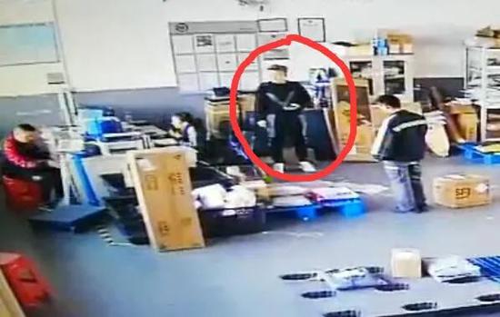 (犯罪嫌疑人在快递站)