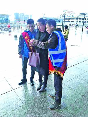 上饶市高铁站:20多名志愿者在服务