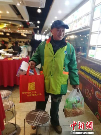 2月8日,江西南昌一环卫工人吃完年夜饭,准备回到工作岗位。 苏路程 摄