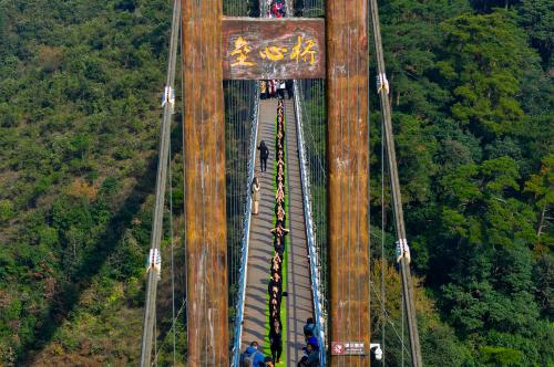300米垒心桥成一道风景