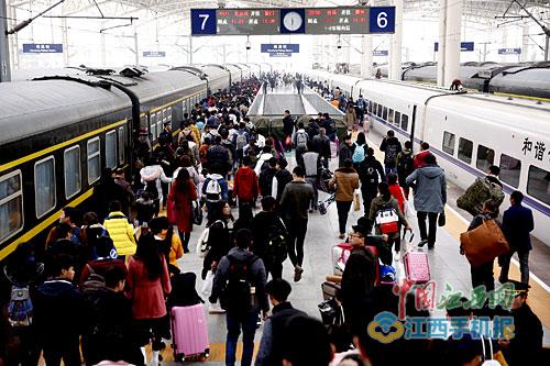 南昌火车站迎来学生客流高峰。图/江南都市报全媒体记者许南平