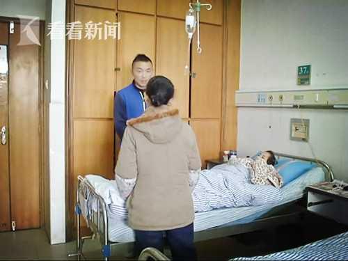 目前,熊先生为肖女士付了医药费,并请了护工护理,他表示会负责到底。