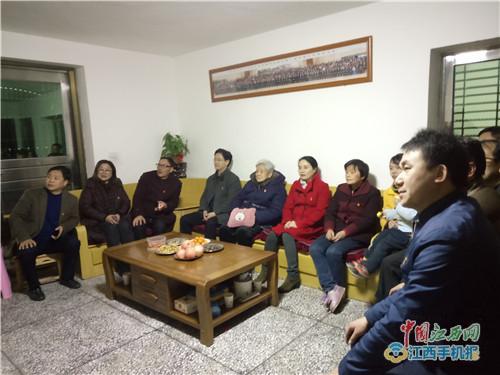 党员干部代表与老阿姨龚全珍共同观看电视剧《初心》