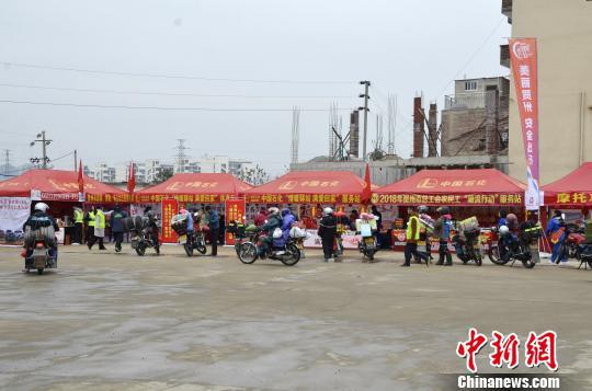 三省份交界处“爱心驿站”见闻:让摩托车返乡大军风雨归途与爱同行