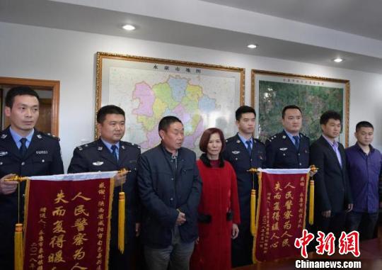 徐家人为民警送上锦旗 永康公安提供 摄