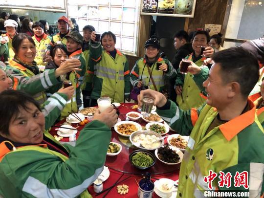 2月8日,江西南昌近70位环卫工人齐聚一堂吃年夜饭,唠嗑、拉家常,喜迎新年。 苏路程 摄