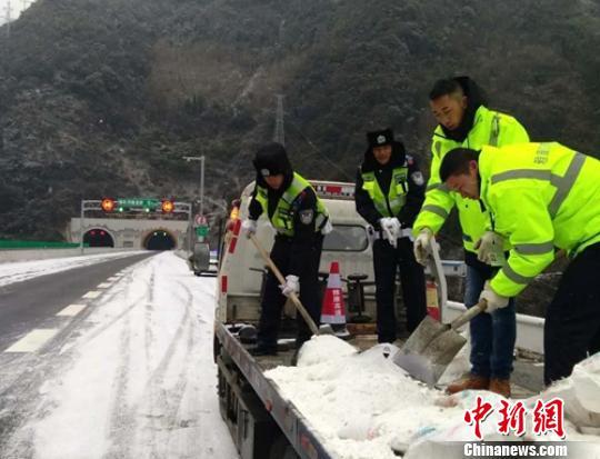 交警路政部门正在洒融雪剂。钟欣 摄