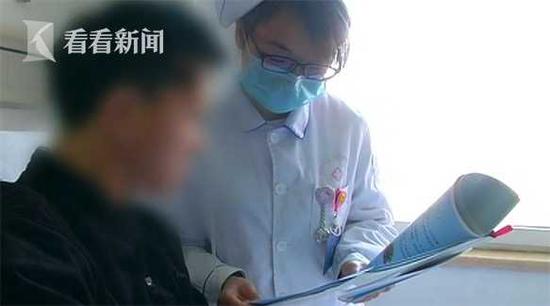 春节期间,武汉市民吴先生跟朋友一起聚餐,满桌的美食让吴先生胃口大开。
