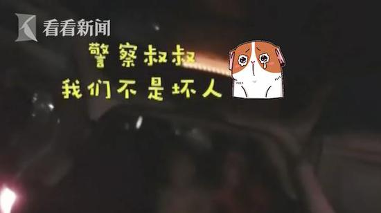 这一幕发生在2月24日甘肃白银,这辆小车被交警拦下,一查问题大了。