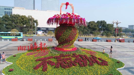八一广场摆放“不忘初心,欢度春节”春节主题花篮(马悦摄)