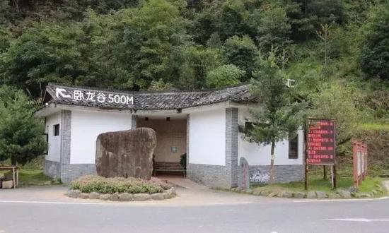 纯朴的原住民客服、安保给游客指路；先进、完善的配套设施为游客恭候。
