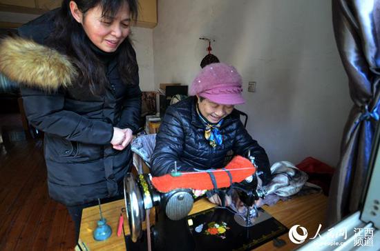 除了为居民免费理发,邹勤敏还经常免费为有需要的居民缝补。