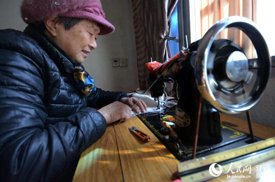 除了为居民免费理发,邹勤敏还经常免费为有需要的居民缝补。