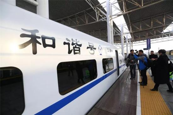 百余名新闻媒体记者、社会各界代表乘坐动车见证“九景归一、大道通衢”。