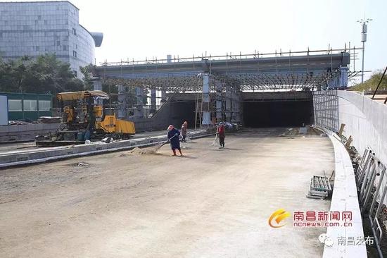 工作人员正在平整隧道口路面