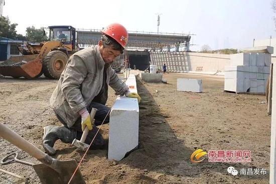 工作人员正在隧道出口地面上施工