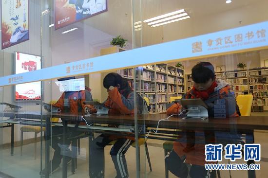 书屋设置了电子阅读区,满足不同读者的需要。