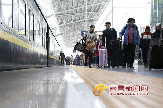 旅客进站乘车