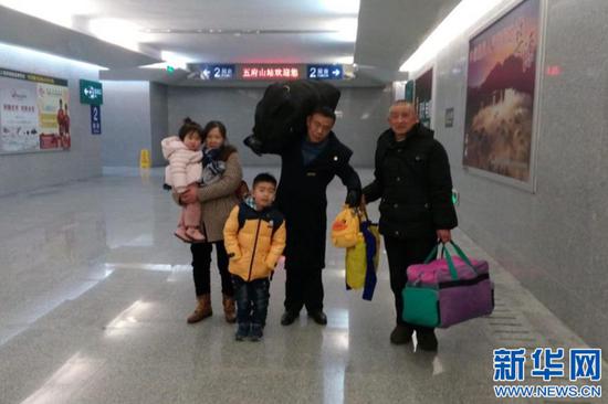 廖兴英帮旅客扛起行李