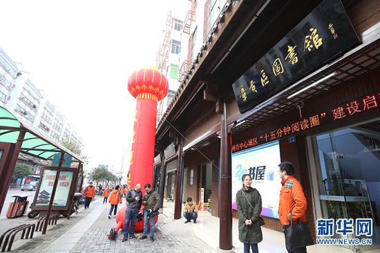 24小时自助城市书屋给爱读书的市民提供了一个“不打烊”的公共阅读空间。