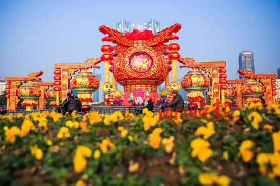 高达15米的“灯耀新春”大型花灯亮相红谷滩(马悦摄)