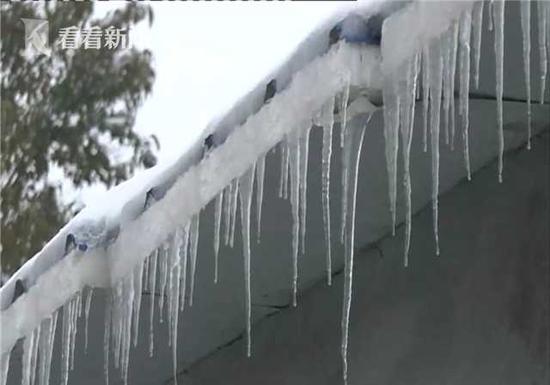 当地居民：没见过新娘子结婚，主动来铲雪，方便了自已，也方便左邻右舍。