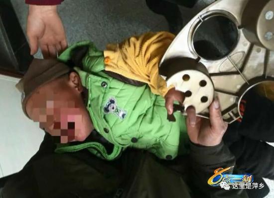 ▲小男孩的手被麻将桌上的塑料部件死死的卡住