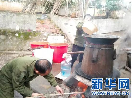 村民正在酿酒。