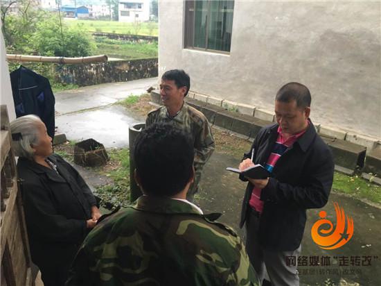 廖晓燕走村串巷调研村情民意