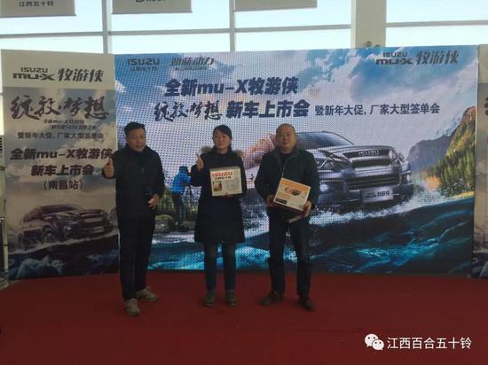 与获得奖品的客户合影