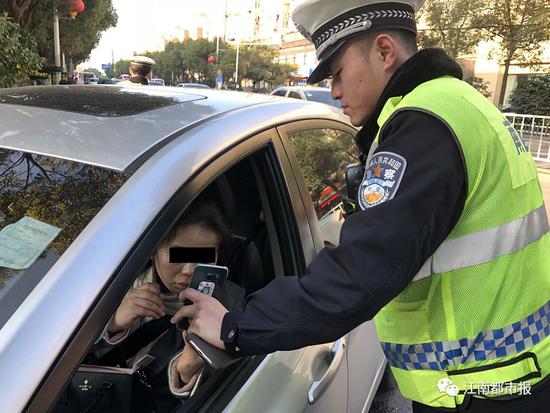 南昌交警路边手机拍违章:11辆车被逮个正着