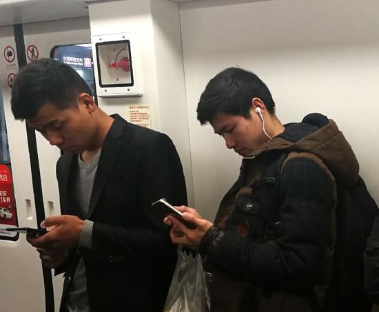 长时间接听电话、听mp3、戴耳机等习惯容易造成噪音性听力损失
