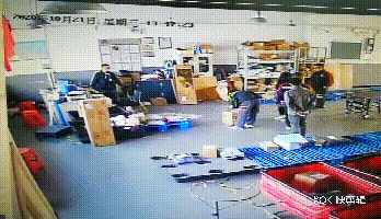 (民警抓捕犯罪嫌疑人王某)