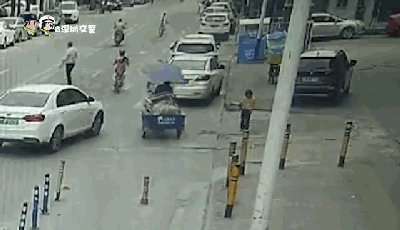 案例二:牵引车撞倒自行车,11岁初中生当场身亡