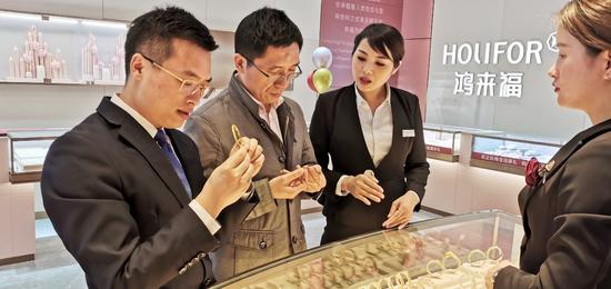 △鸿来福珠宝负责人全力配合质检站工作