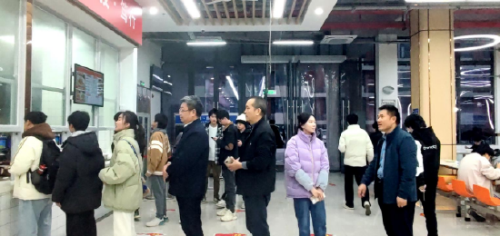 △张家菁书记、胡堪东副校长在食堂与同学们一起用餐